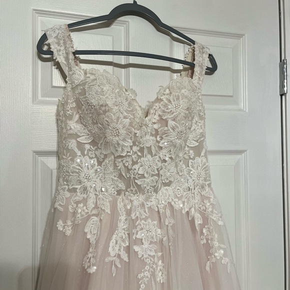 A contemporary white lace and tulle wedding dress with - Picture 10 of 14